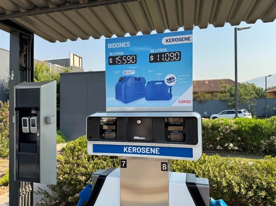 Cover Imagen Noticia: Copec lanza nuevos bidones de combustible hechos con plástico reciclado post-consumo