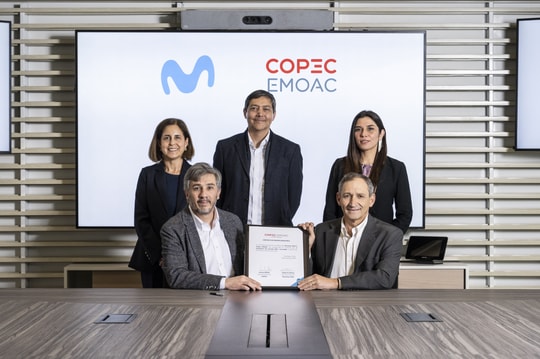 Cover Imagen Noticia: Movistar Chile y Copec EMOAC firman acuerdo para operar con energías 100% renovables