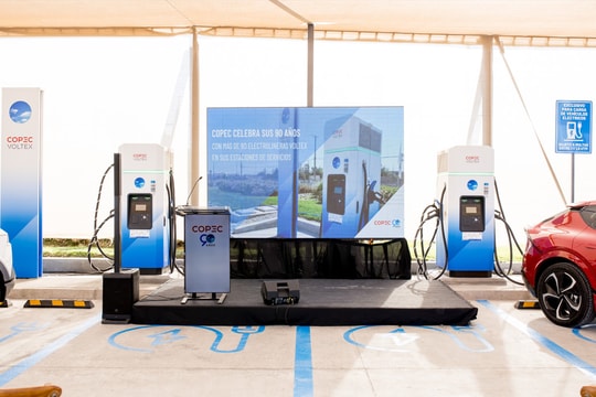 Cover Imagen Noticia: Copec supera las 90 estaciones de servicio con puntos de carga rápida y pone en marcha los cargadores más potentes del país
