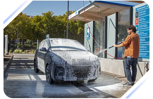 persona lavando exterior de automovil