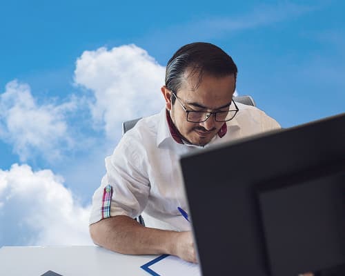 Colaborador Copec trabajando en oficina