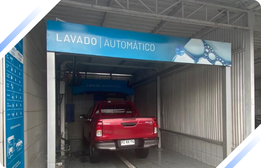 mujer lavando automóvil