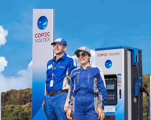 Equipo Copec Voltex en punto de carga eléctrica