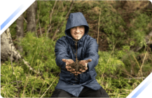 Hombre con plantas y tierra