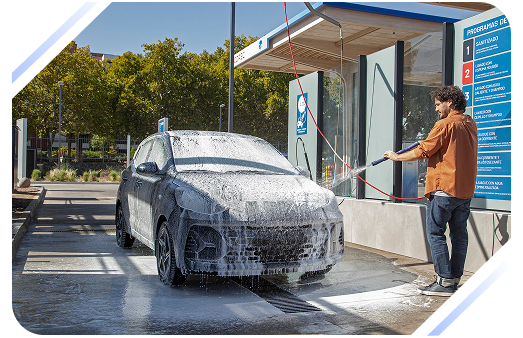 persona lavando exterior de automovil
