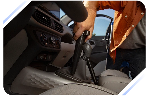 Hombre limpiando carro por dentro