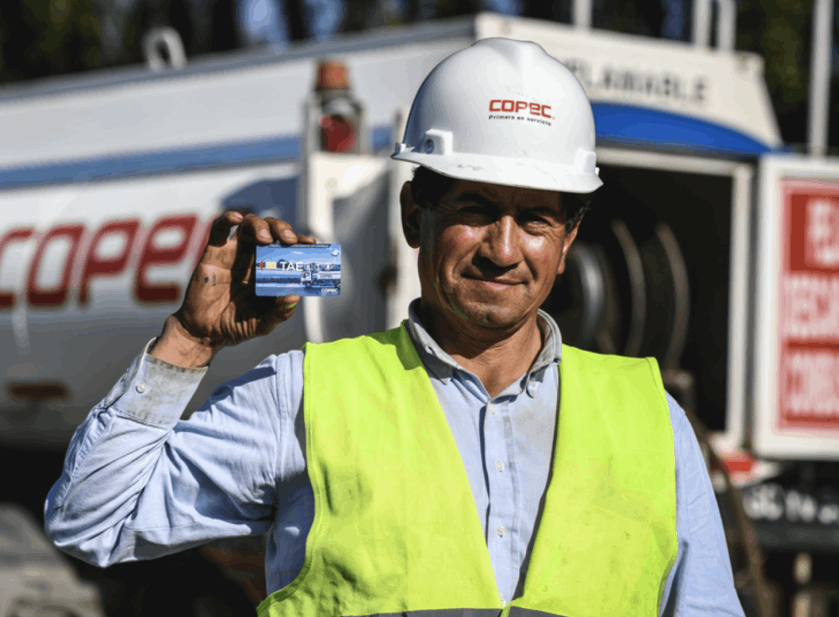 Hombre con tarjeta TAE